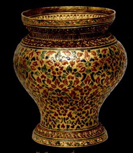 Picture 12 : The enameled-gold spittoon at the Palace of Fontainebleu, France.